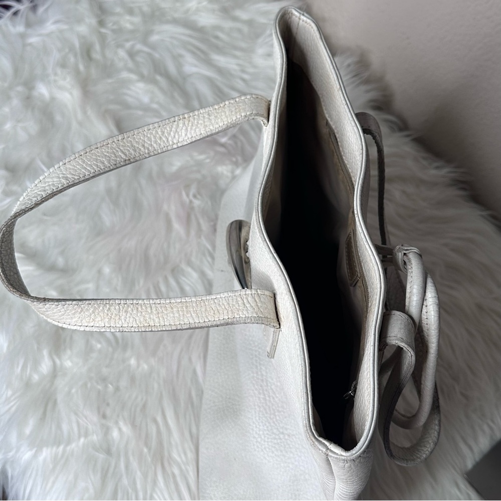 Elegant Burberry White Leather Tote Bag - Picture 15 of 16